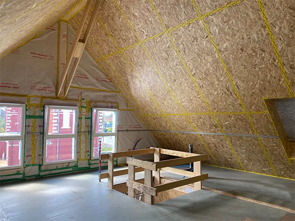 Intérieur présentant la structure en bois isolée pour améliorer les performances énergétiques du bâtiment et obtenir le label EnerPHit